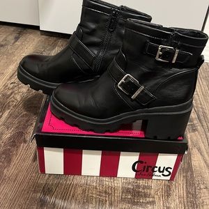 Super cute Sam Eldeman Circus ankle boot